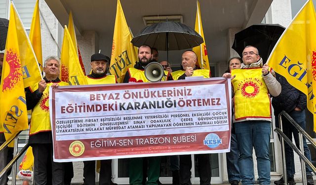 Trabzon'da öğretmenlerden beyaz önlük eylemi